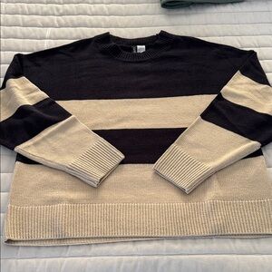 H&M Women's Navy and Cream Striped Crewneck Sweater NWOT ✨